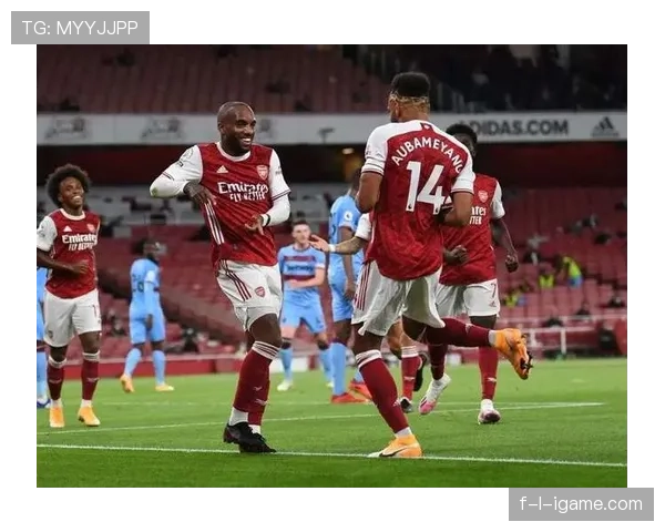 诺伊尔重返训练场状态回暖，球迷期待其强势回归赛场