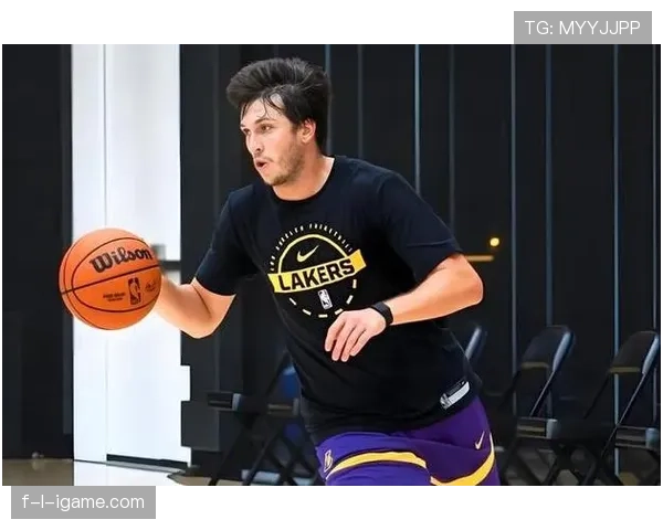 里夫斯无球跑动制造空位，提升湖人外线效率