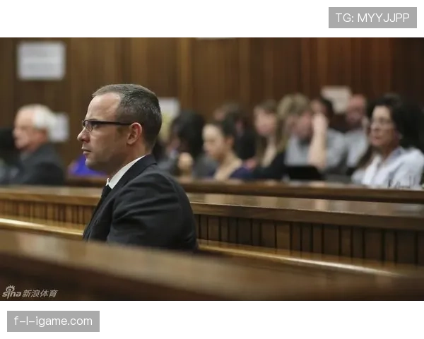 奥斯卡·皮斯托瑞斯法庭门口穿西装微笑，刀片腿配腕表的反差让我瞬间无语