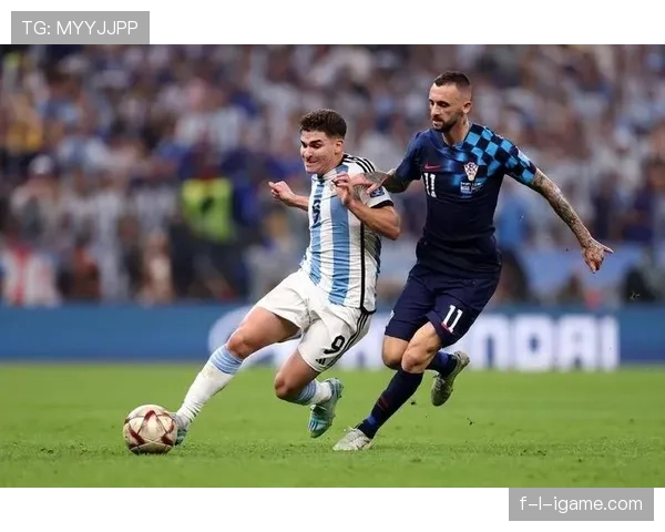 阿尔瓦雷斯连狗都有私人训练师，我这辈子白努力了