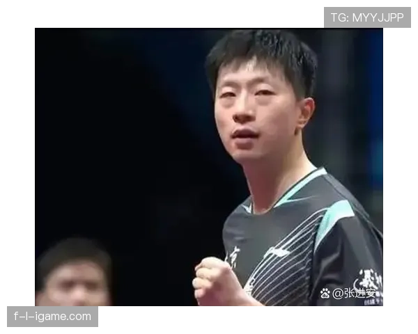 王楚钦戴着豪表蹲路边摊吃夜宵，旁边大爷那表情我笑出了声